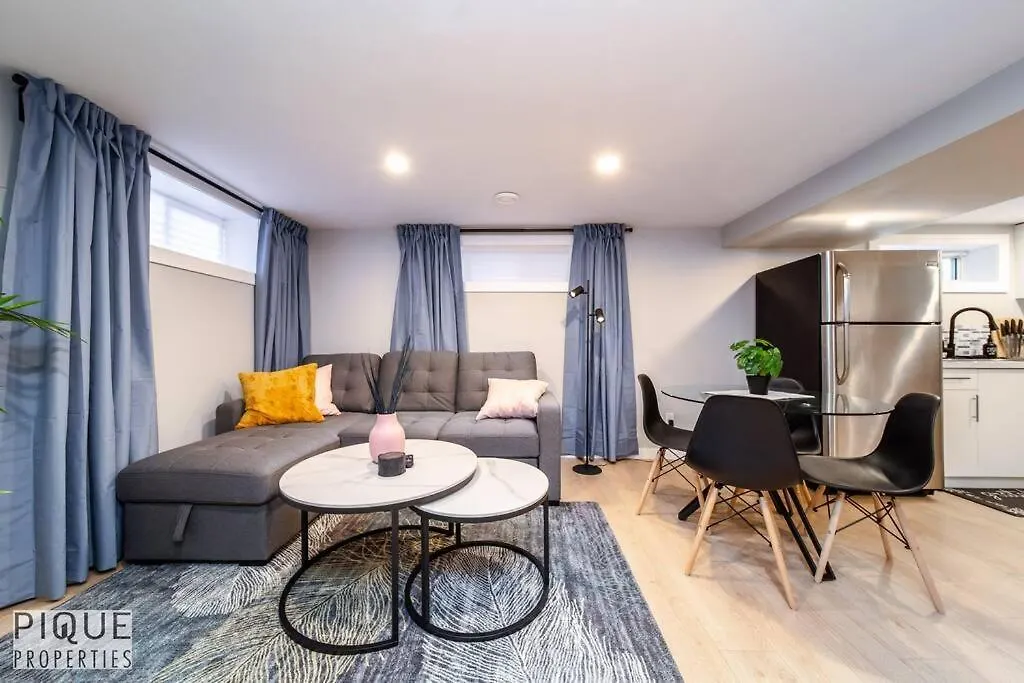 Апартаменты Modern Urban Escape -King Bed -Pet Friendly - Free Parking & Netflix - Fast Wi-Fi Эдмонтон