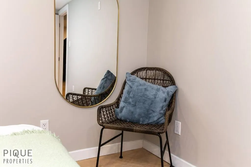 Апартаменты Modern Urban Escape -King Bed -Pet Friendly - Free Parking & Netflix - Fast Wi-Fi Эдмонтон