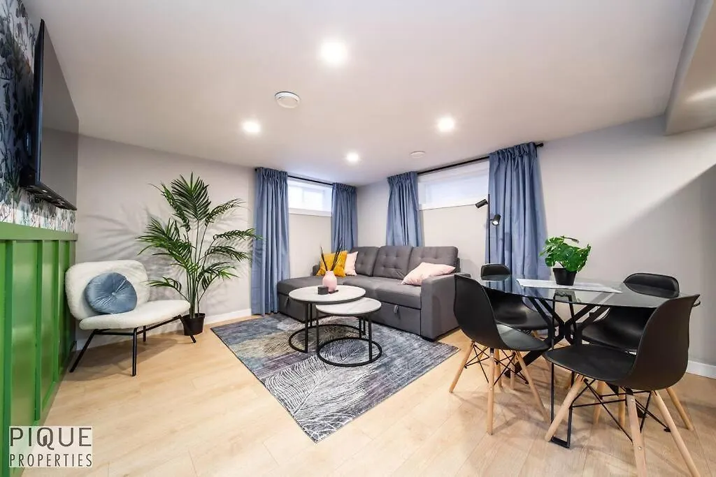 Апартаменты Modern Urban Escape -King Bed -Pet Friendly - Free Parking & Netflix - Fast Wi-Fi Эдмонтон