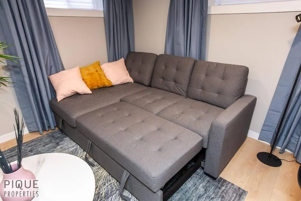 Апартаменты Modern Urban Escape -King Bed -Pet Friendly - Free Parking & Netflix - Fast Wi-Fi Эдмонтон