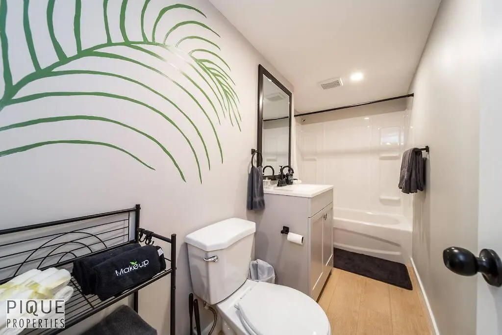 Апартаменты Modern Urban Escape -King Bed -Pet Friendly - Free Parking & Netflix - Fast Wi-Fi Эдмонтон